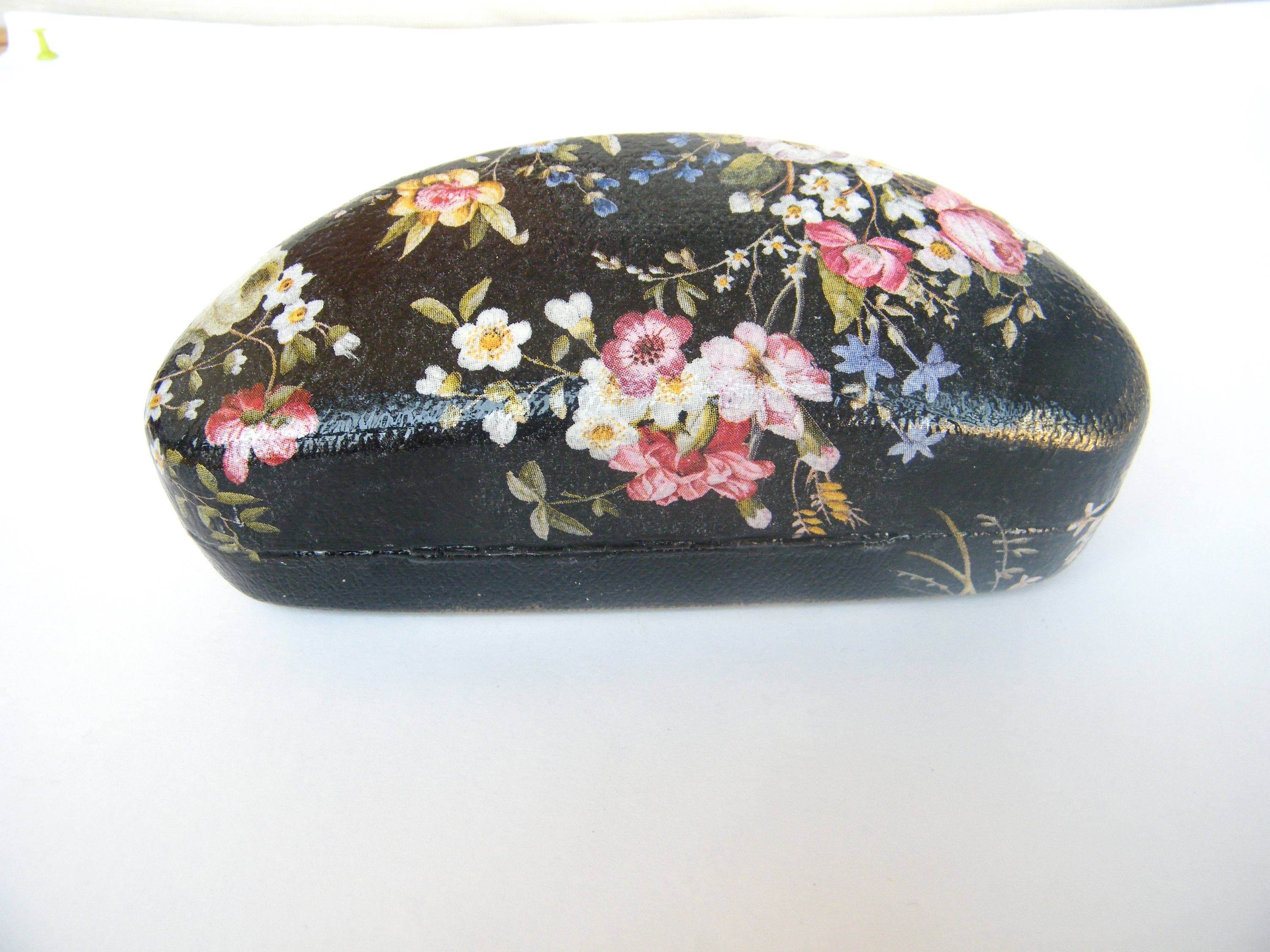 Woman Sunglasses Case, Elegant Spectacle Case, Hard Glasses Case, Shabby Chic, OOAK Gift for Her, Fabulous Bag Accessory, Purse Organizer