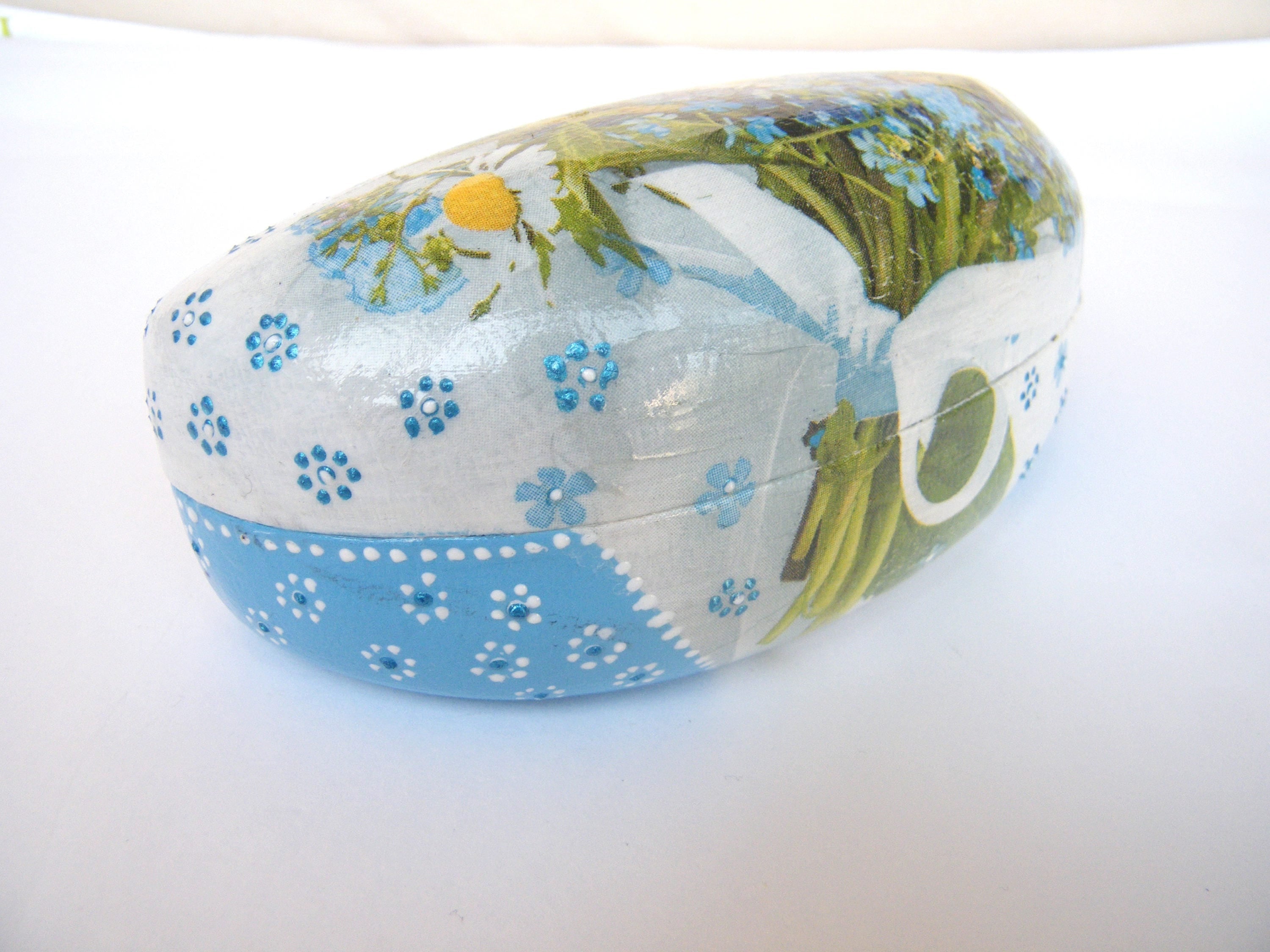 Summer flower sunglasses case, hard spectacle case, white and blue flowers, OOAK gift for her, unique women case, metal storage box, make up