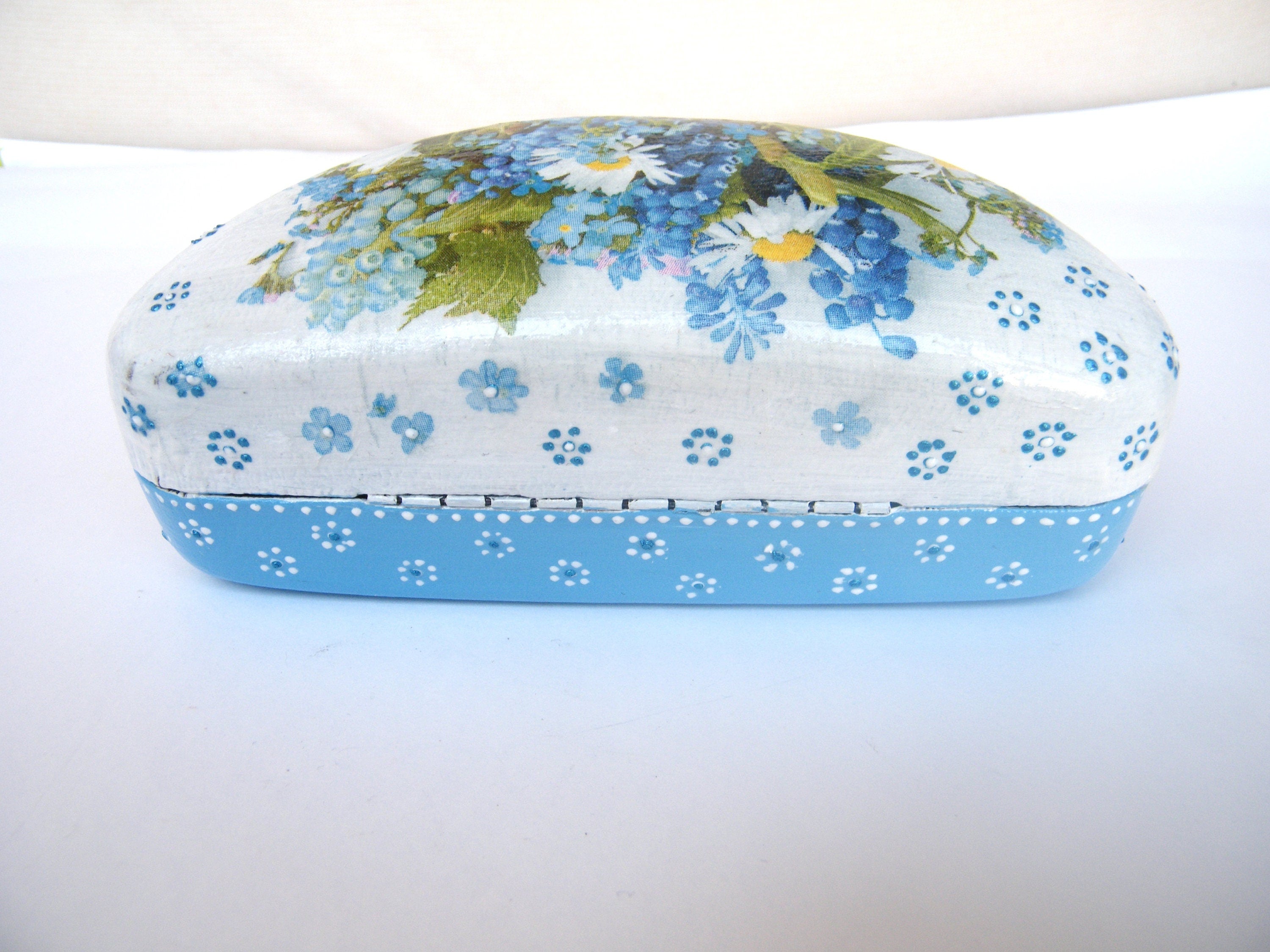 Summer flower sunglasses case, hard spectacle case, white and blue flowers, OOAK gift for her, unique women case, metal storage box, make up