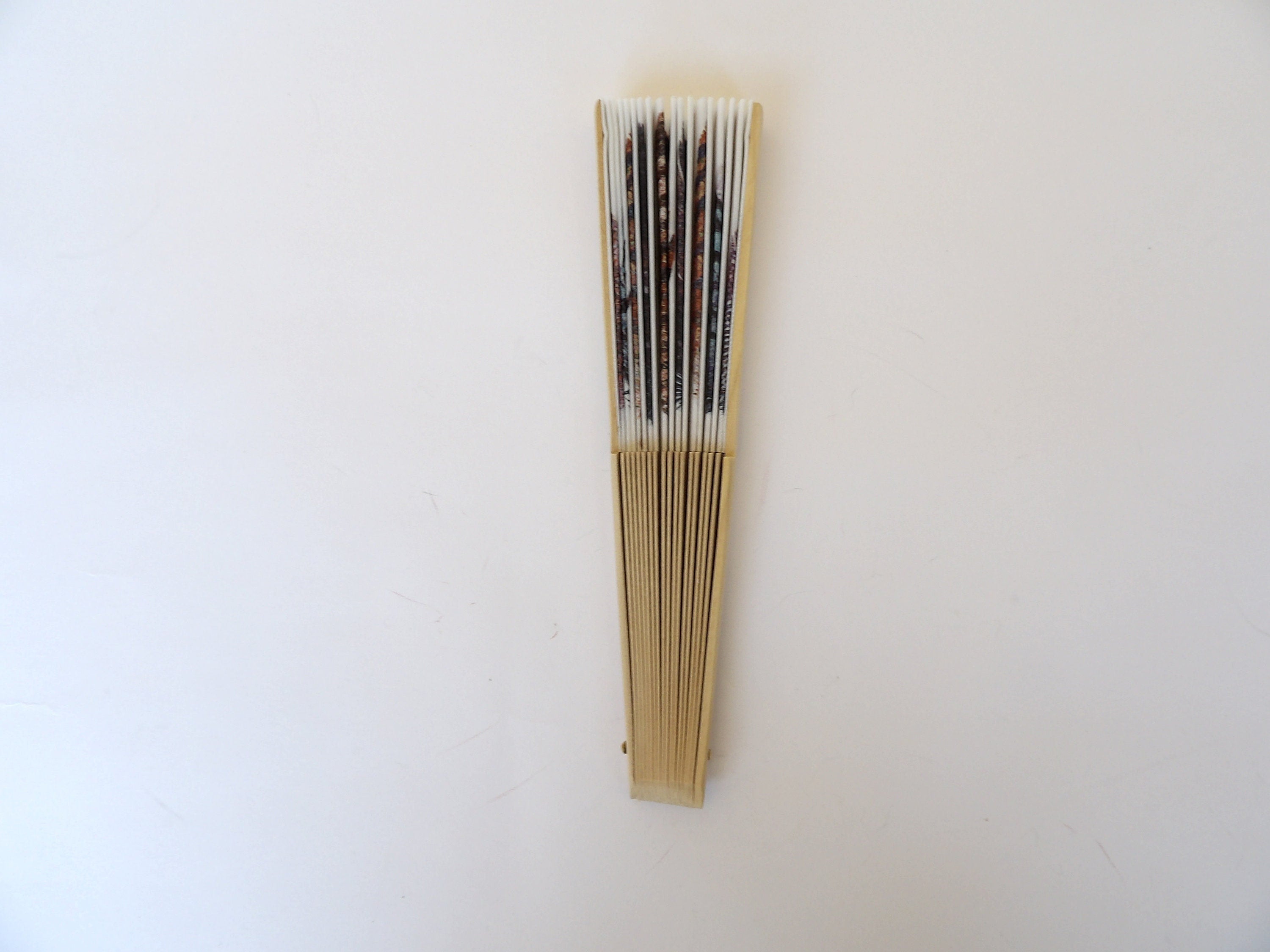 Hand Fan with Red Roses, Wedding Accessory, Bride Gift, Spanish Hand Fan, Woman Holding Hand Fan, Summer Garden Party, Scallop Handheld fan