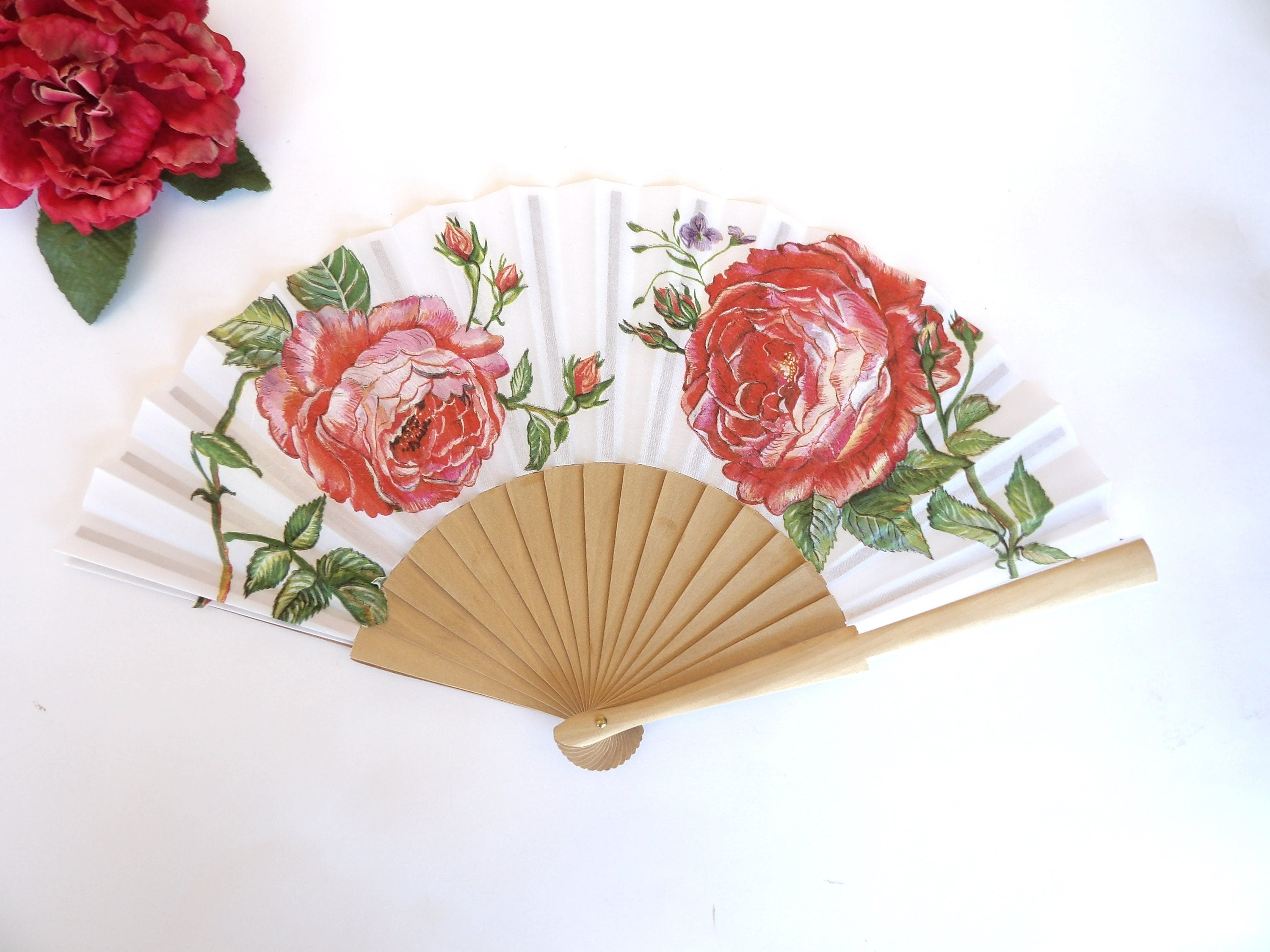 Hand Fan with Red Roses, Wedding Accessory, Bride Gift, Spanish Hand Fan, Woman Holding Hand Fan, Summer Garden Party, Scallop Handheld fan